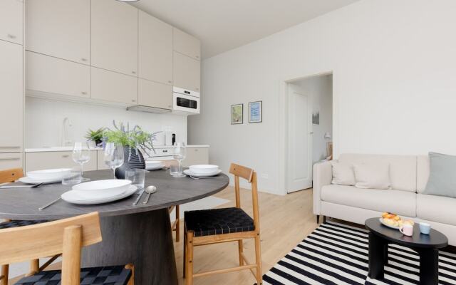 Bright Two Bedroom Apartment by Renters
