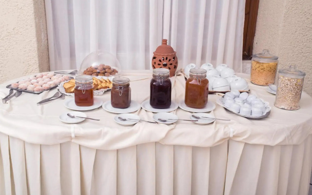 Cavos Bay Hotel and Studios