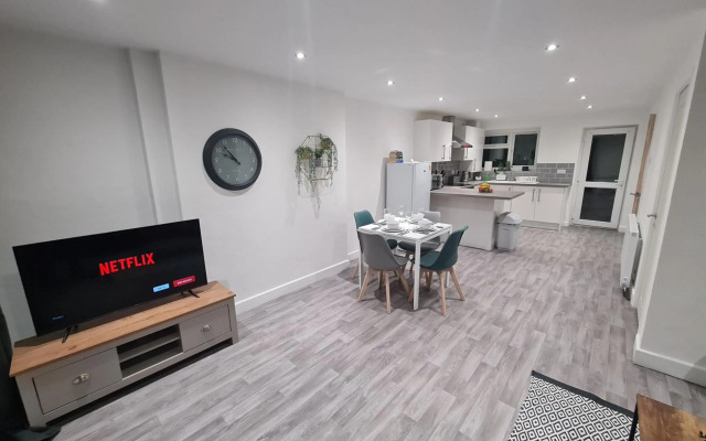 6 Bed sleeps 7, 1 mile from M54 i54 Jaguar Land Rover MOOG