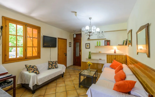 La Casita con jardín frente a la cascada