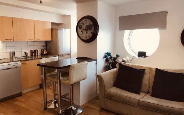 1 Bed Luxe Dockland Apartment - Free parking
