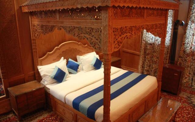 Khilona Group of Houseboats