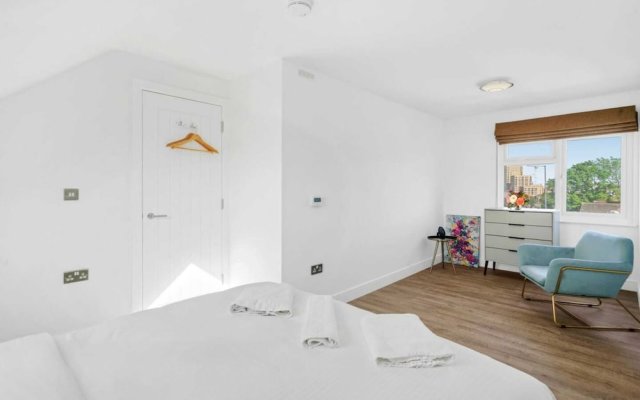 Gorgeous 3 Bedroom Duplex Apartment in West London