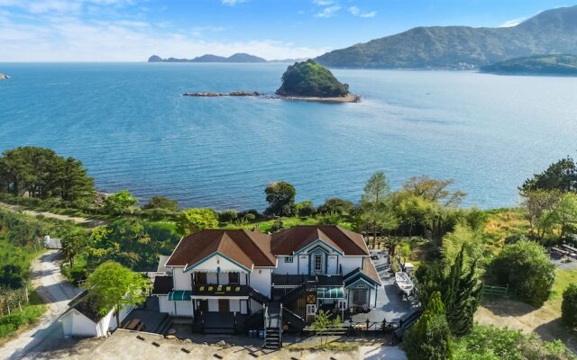 Geojae Seommaeul Pension