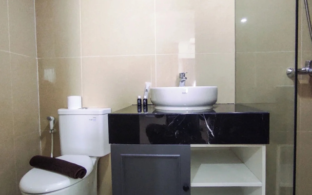 Modern And Comfortable Living At 2Br Grand Sungkono Lagoon Apartment – Bathroom – Surabaya