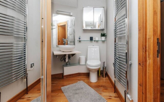 The Herringbone - 3 Bed With Parking Pet Friendly