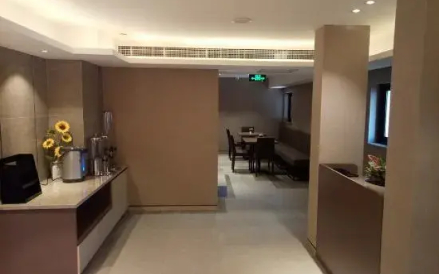 Starway Hotel (Beijing Guangqumenwai Metro Station)