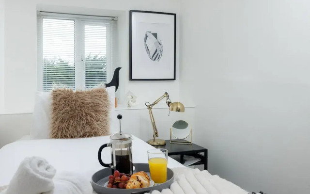 Modern 3 Bed Apartment - Parking
