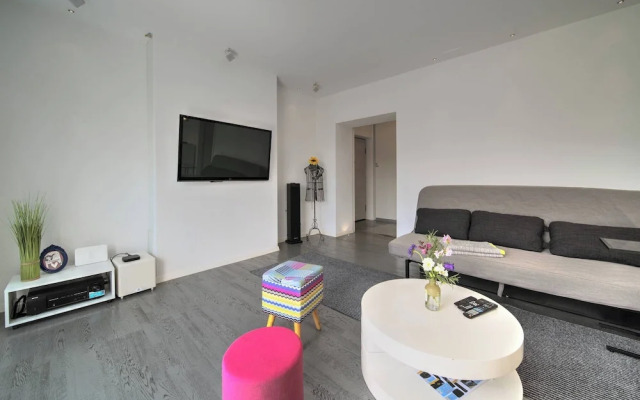Silver Apartment With Hot Tub And Balcony