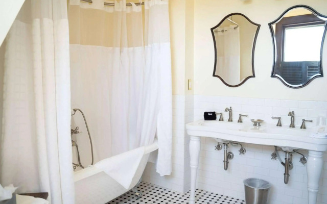 Sheridan Inn, B/W Signature Collection