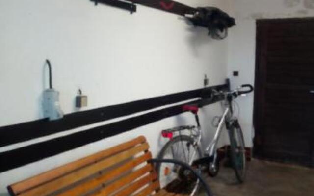 Chalupa v zahradě mezi vinohrady