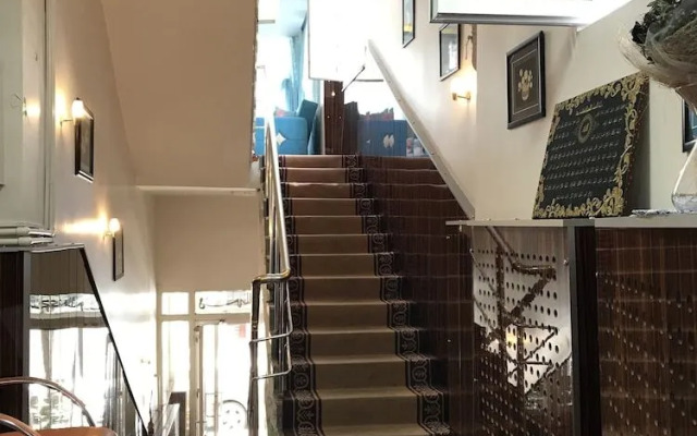 Ari Hotel