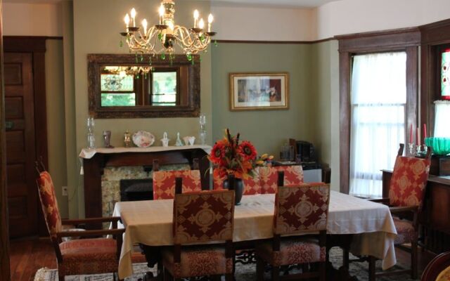 Green Oaks Bed and Breakfast