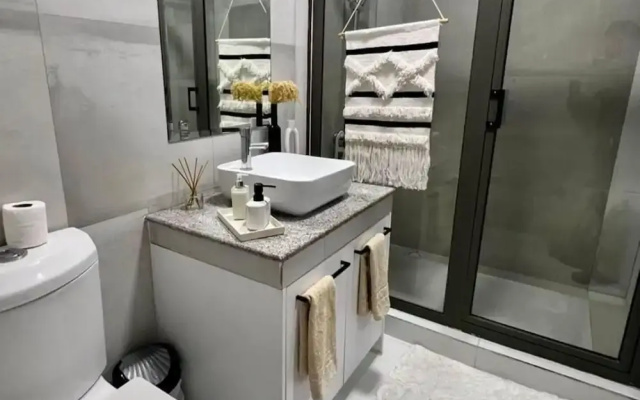 Apt - Sleeps 4 - Balcony - Pool - Parking