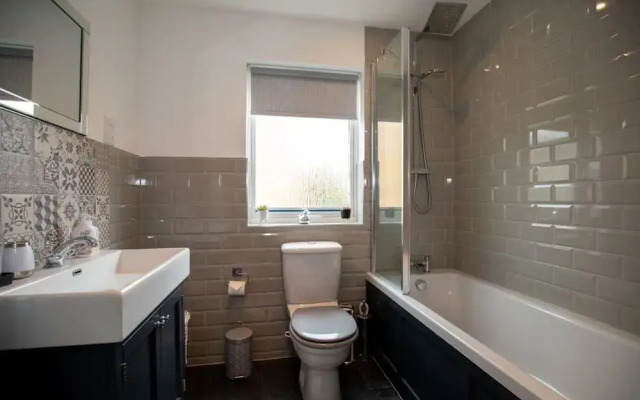 Blue Bridge View - Sleeps 7 With Free Parking