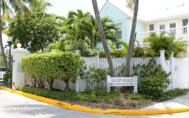 Lavender Jungle by Avantstay Great Location w/ Patio & Shared Pool! Week Long Stays Only