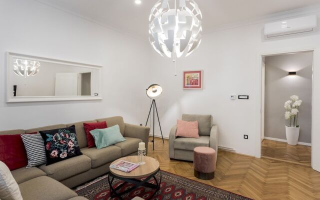 Spacious 2BDR Apartment few steps from City Center