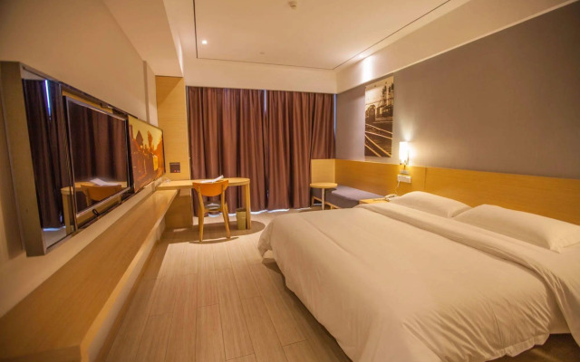 IBIS Leshan City Center Hotel