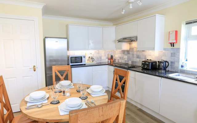 4 Lyndhurst