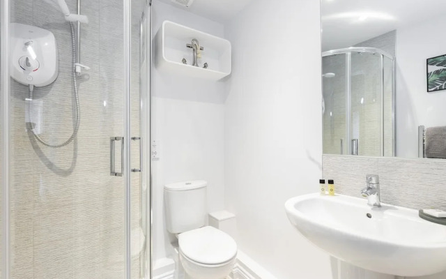 Elliot Oliver - Modern 2 Bedroom Town Centre Apartment