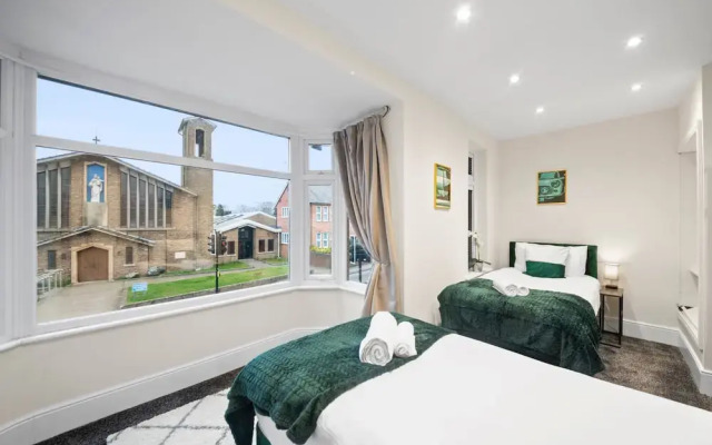 Large 5 Bedroom-free Parking-great Transport Links