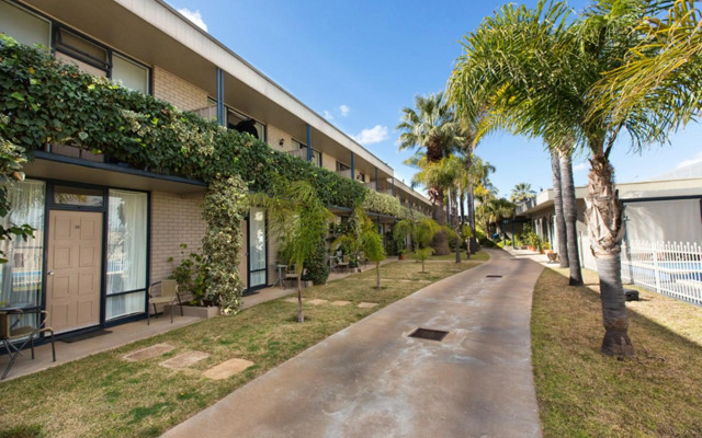 Sandors Motor Inn