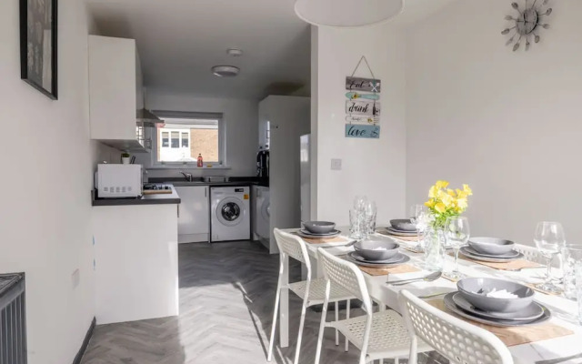 Modern 3 Bed House-free Parking