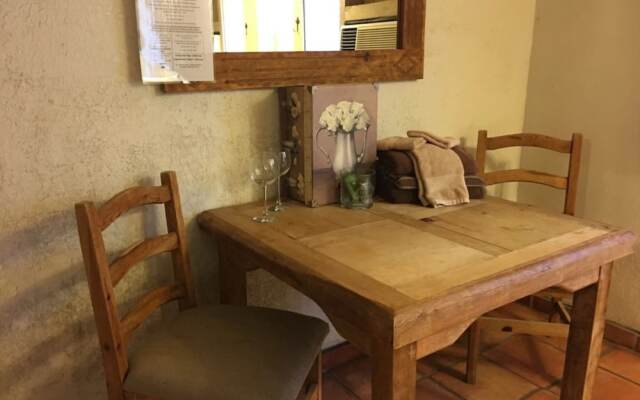 The Historic Leakey Inn