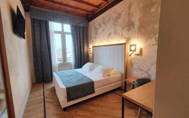 Ca' Uberti Palace Hotel , Mantegna Hotels