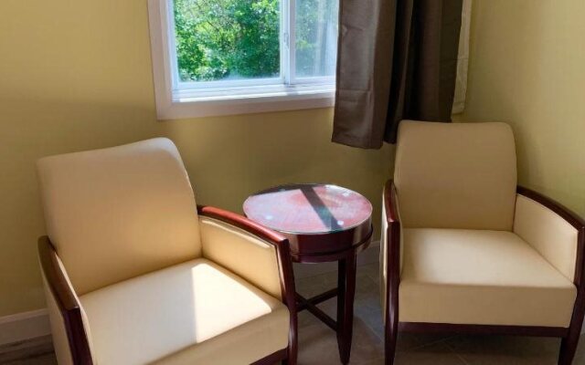 7 West Motel