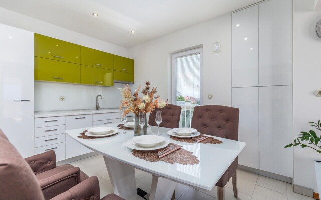 Beautiful Apartment in Povljana With Wifi and 2 Bedrooms