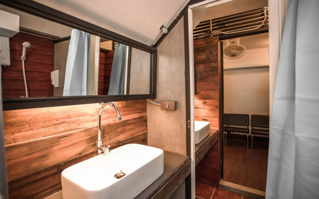 The Arak Bed Bar and Hostel