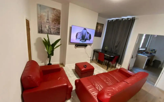 Cosy 2-bed House - Sleeps 4, Garden & Pet-friendly