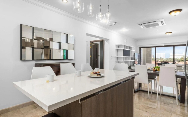 2BR 2BA Condo GYM Pool BBQ