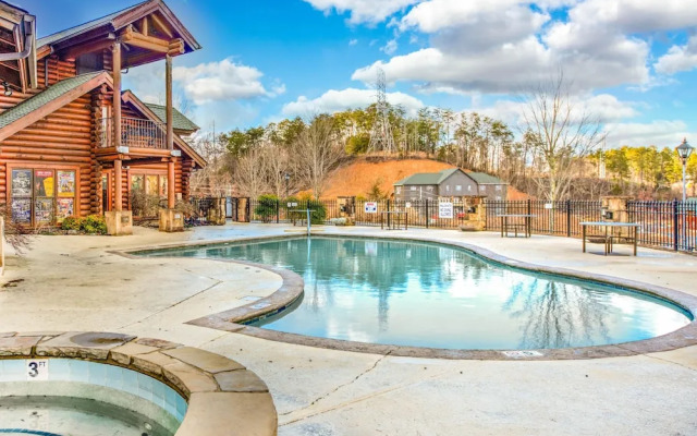 Golf View 2 Bedroom Cabin by RedAwning