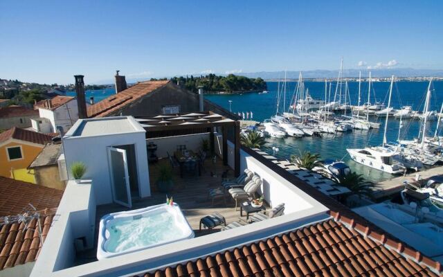 Good Life, Luxury Seafront Apartment