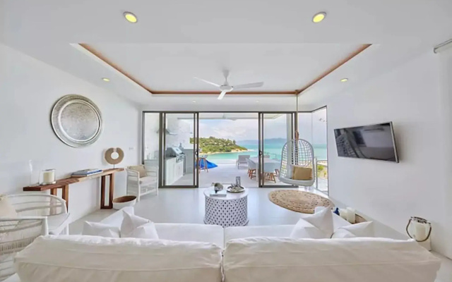 8BR Luxury Villa steps to Beach