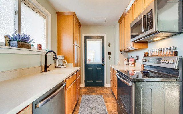 Pet-friendly Pittsburgh Home: 3 Mi to Downtown!
