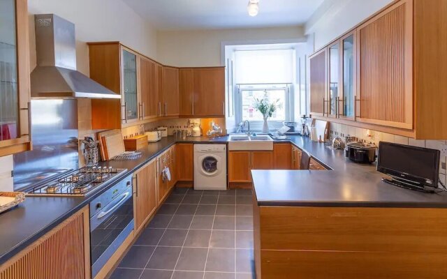 Stunning Tollcross Apartment