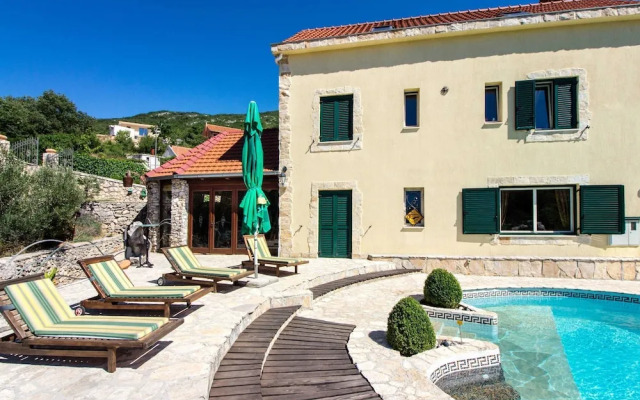 Authentic Dalmatian Hillside Escape With Pool, Sauna & BBQ