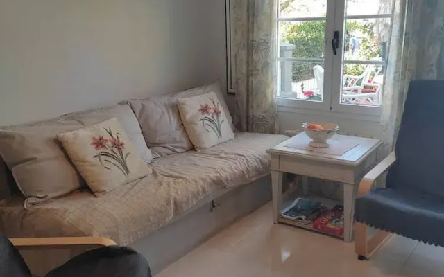Marina Apartment With Garden by El Sirocco
