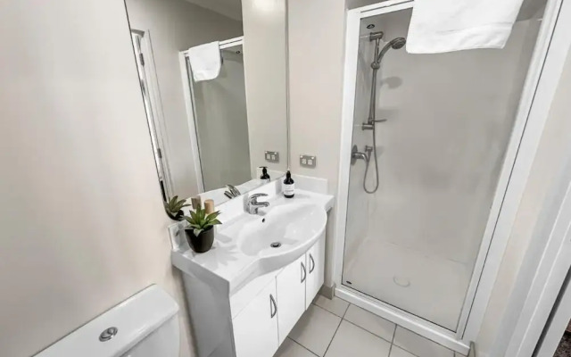 Cozy 2-Bedroom Retreat Steps From Sky Tower