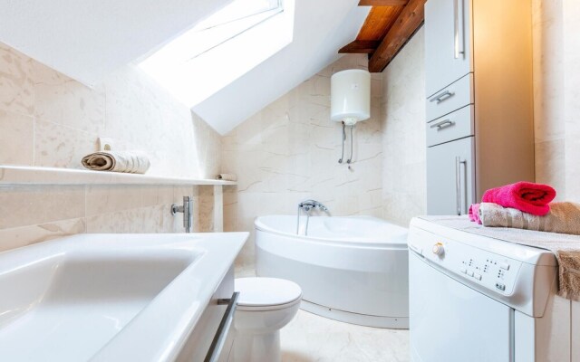 Amazing Home in Podstrana With Wifi and 4 Bedrooms