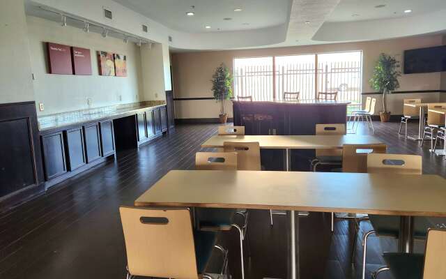 Days Inn & Suites by Wyndham Houston / West Energy Corridor
