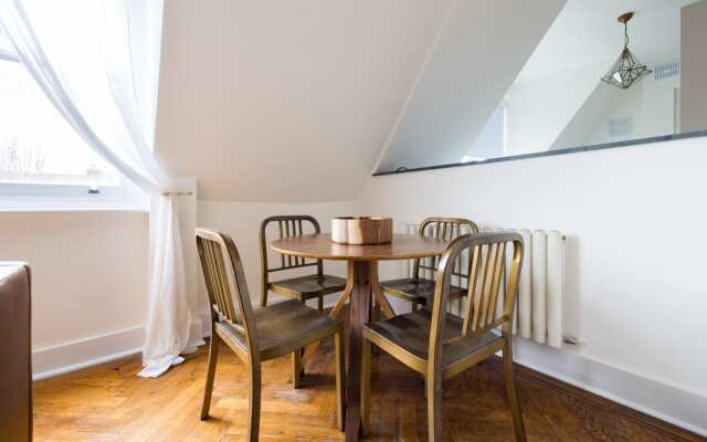 The Queens Park Sanctum - Lovely 2bdr Flat with Balcony