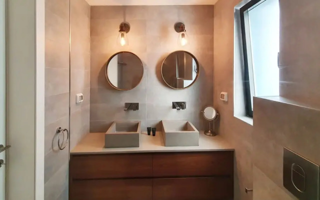 Exclusive 3BDR Near Rothschild TL40
