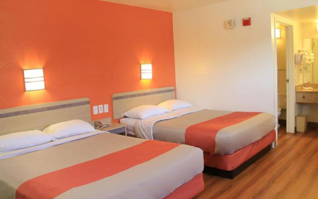Motel 6 Enfield, CT - Hartford