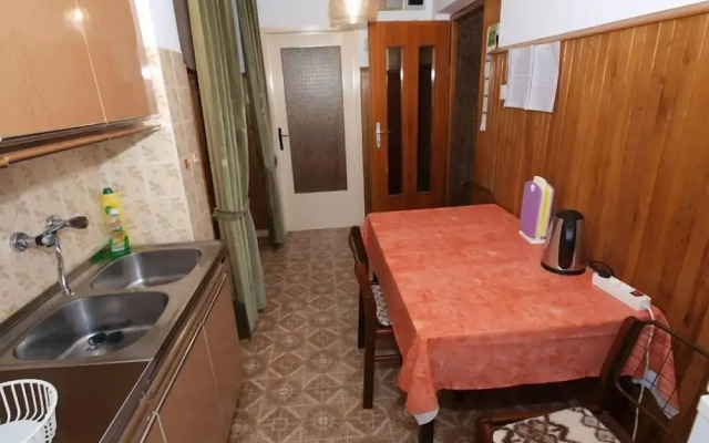 Apartment 712
