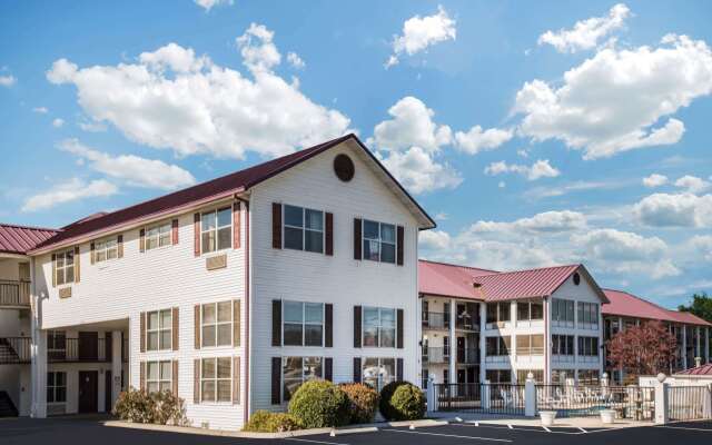 Super 8 by Wyndham Sevierville Riverside