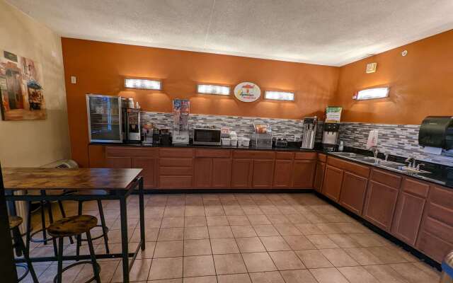 Super 8 by Wyndham Wichita North